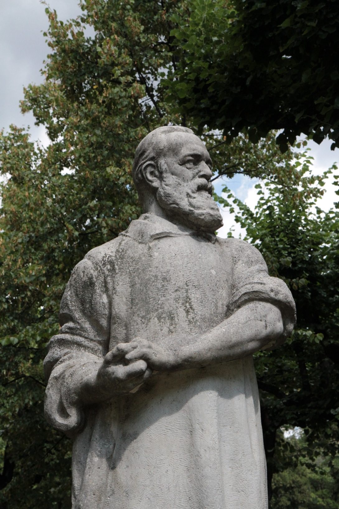 Theodor%20Billroth%27s%20monument%2C%20old%20AKH%2C%20Vienna%20-%2003.JPG